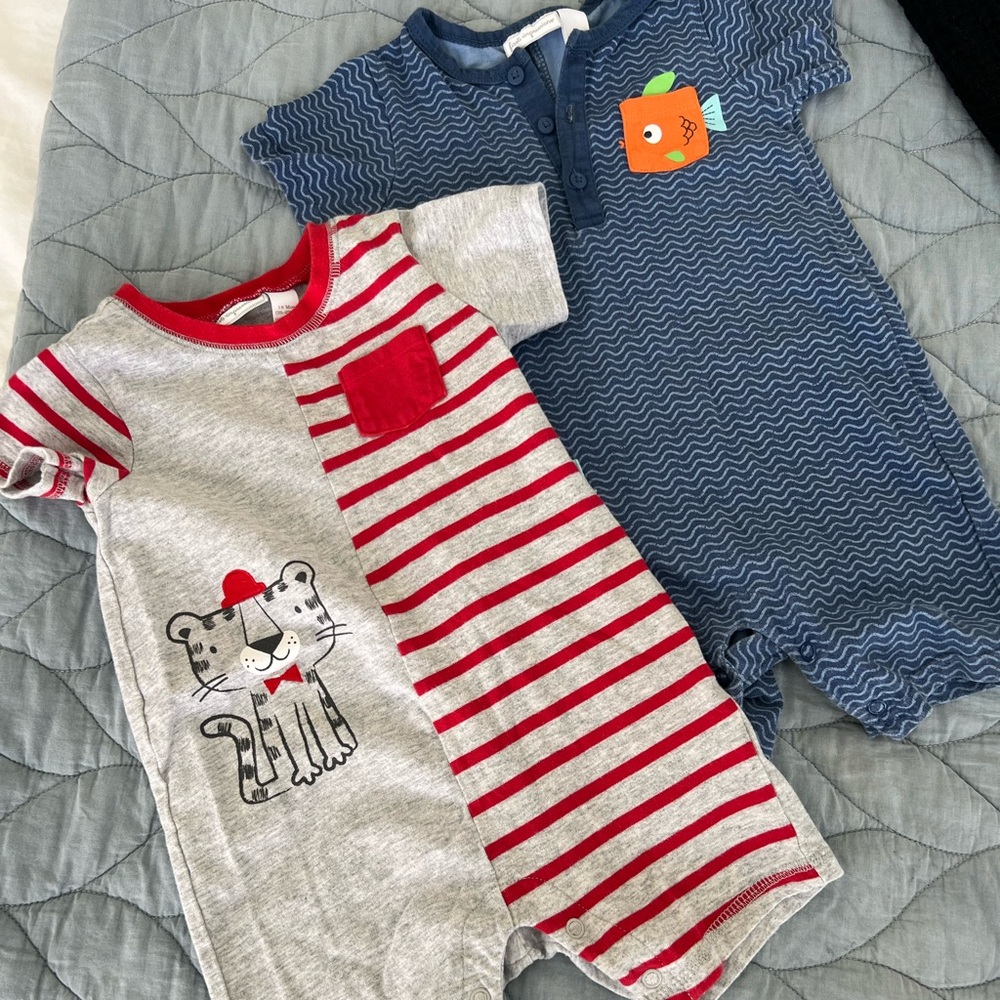 Set of 2 onesies with snaps.